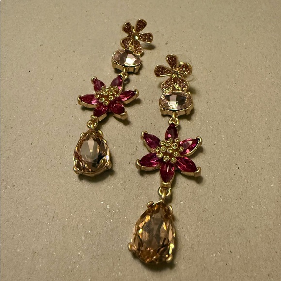 Oscar de la Renta
Crystal Flower Earrings - Picture 5 of 6